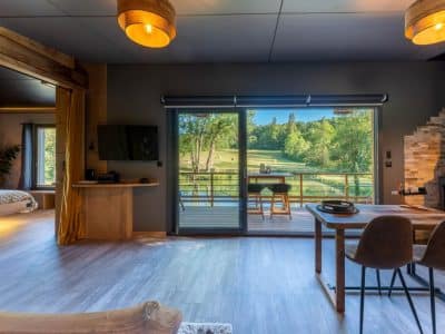Hébergement insolite en Aquitaine, intérieur moderne avec vue sur la nature verdoyante.