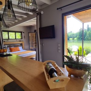 Hébergement insolite en Aquitaine, avec vue sur le lac et décoration moderne.