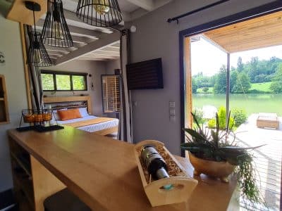 Hébergement insolite en Aquitaine, avec vue sur le lac et décoration moderne.