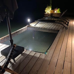 Hébergement insolite en Aquitaine avec une piscine éclairée et des chaises longues en bois.