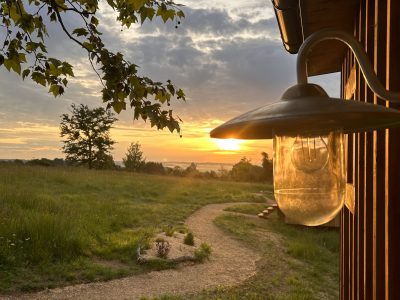 Hébergement insolite en Aquitaine, avec une lampe suspendue et un chemin menant au coucher de