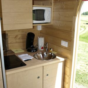 Hébergement insolite en Midi-Pyrénées : cuisine en bois moderne avec vue sur la nature.