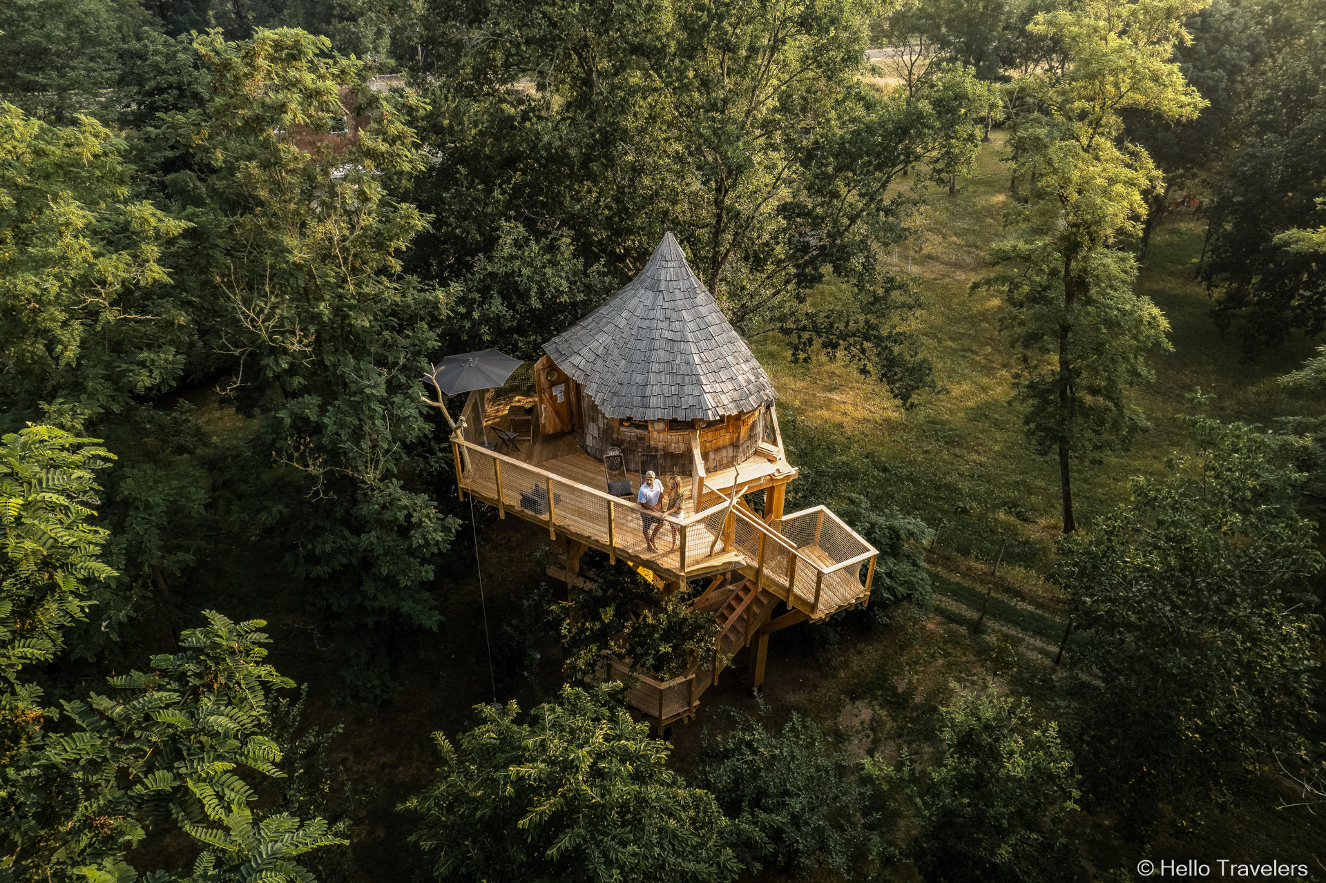 Une cabane tout confort suspendue aux arbres