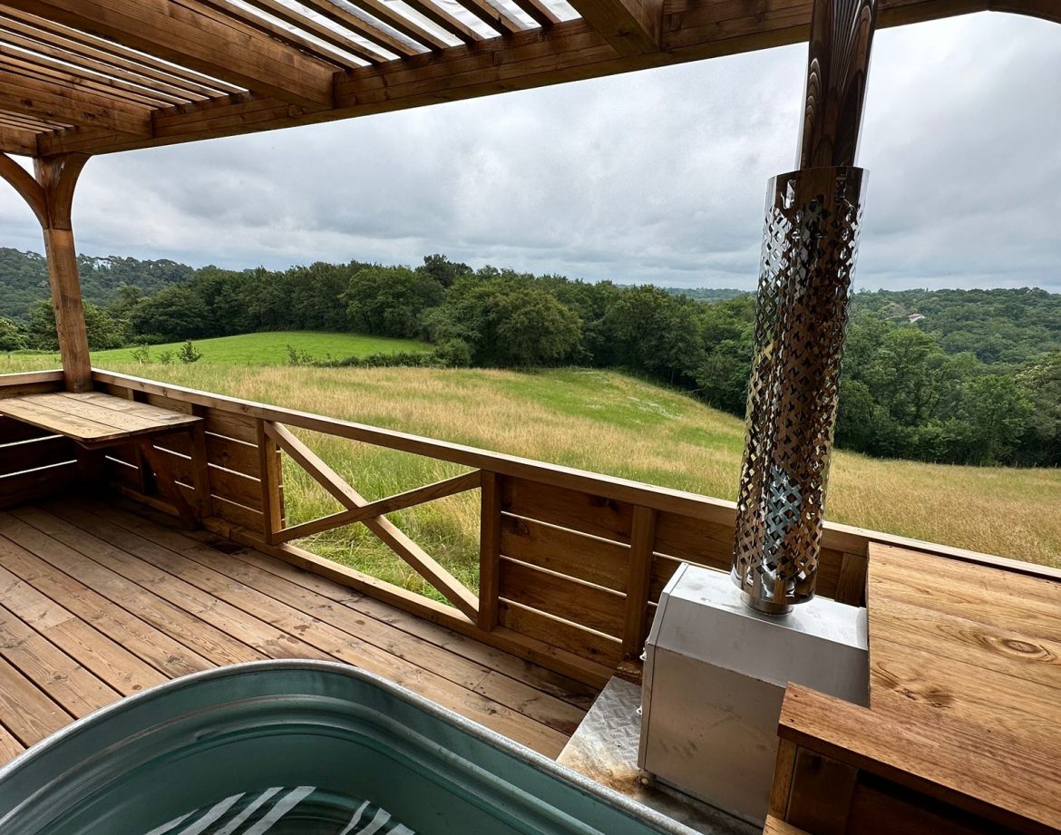 Hébergement insolite en Aquitaine avec jacuzzi et vue panoramique sur la nature.