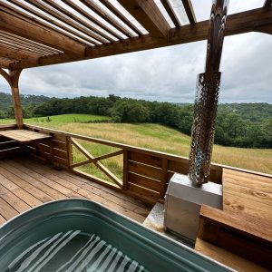 Hébergement insolite en Aquitaine avec jacuzzi et vue panoramique sur la nature.
