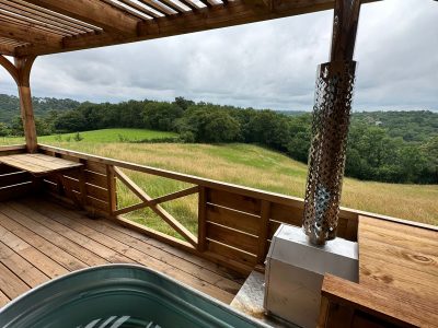 Hébergement insolite en Aquitaine avec jacuzzi et vue panoramique sur la nature.