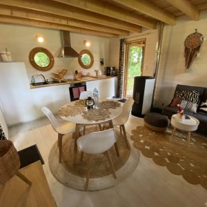 Hébergement insolite en Bretagne : chalet moderne avec cuisine ouverte et décoration chaleureuse.