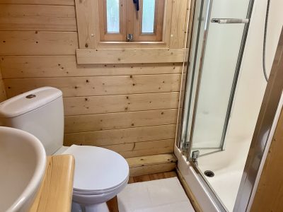Salle de bain en bois dans un hébergement insolite en Auvergne-Rhône-Alpes.