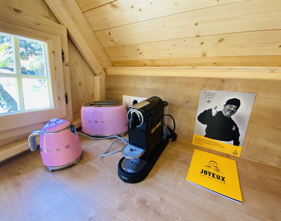 Hébergement insolite en Bretagne : cuisine moderne avec appareils SMEG roses.