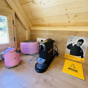 Hébergement insolite en Bretagne : cuisine moderne avec appareils SMEG roses.