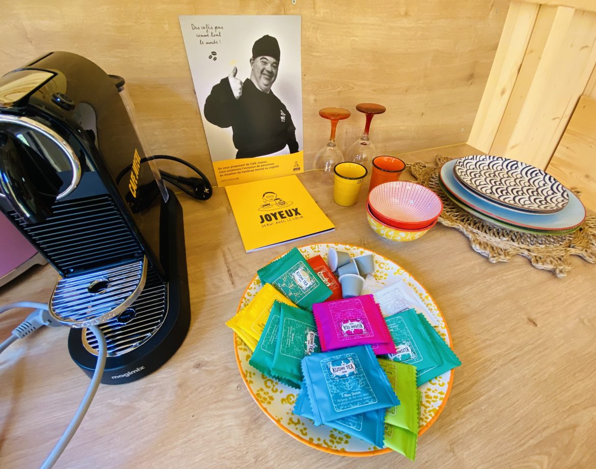 Hébergement insolite en Bretagne : coin café avec machine et assortiment de thés colorés.