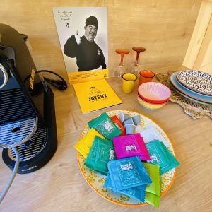 Hébergement insolite en Bretagne : coin café avec machine et assortiment de thés colorés.