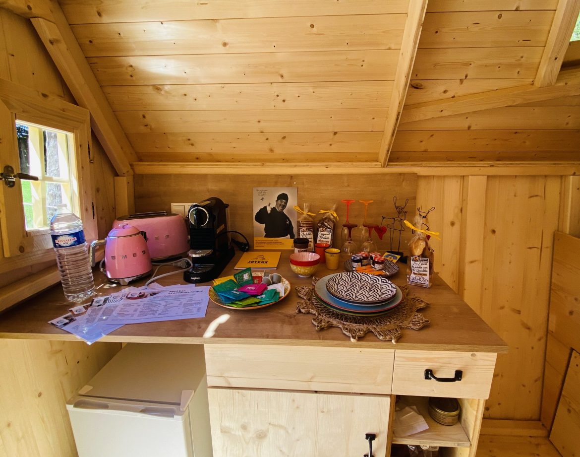 Cabane en bois en Bretagne, avec une cuisine cosy et des détails colorés.