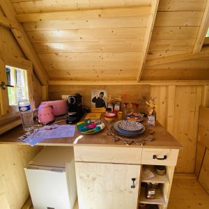 Cabane en bois en Bretagne, avec une cuisine cosy et des détails colorés.