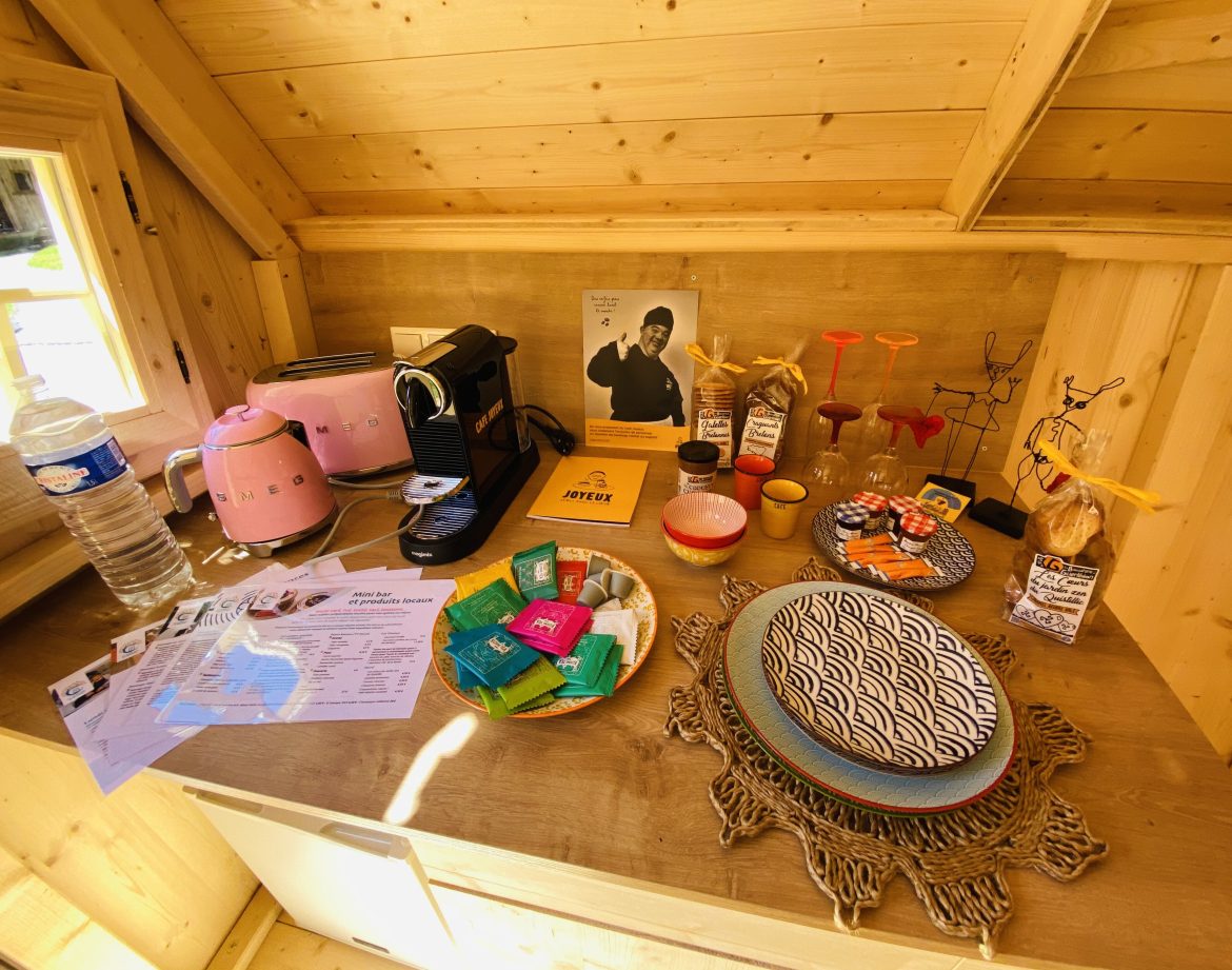 Hébergement insolite en Bretagne : un chalet en bois avec un coin café coloré.