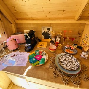 Hébergement insolite en Bretagne : un chalet en bois avec un coin café coloré.