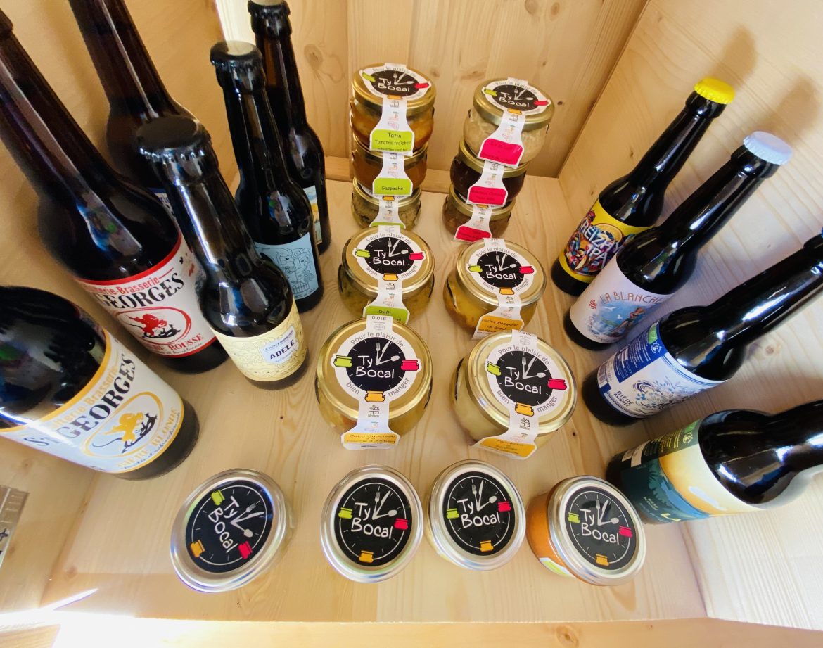 Échantillon de produits locaux dans un hébergement insolite en Bretagne.