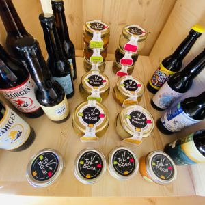 Échantillon de produits locaux dans un hébergement insolite en Bretagne.