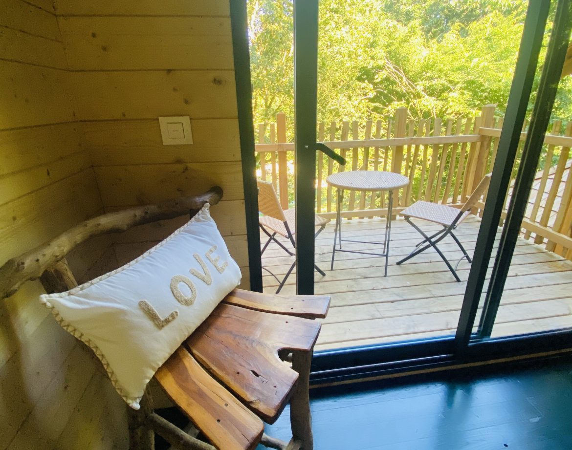 Cabane en bois en Bretagne, avec un balcon et un coussin décoratif LOVE.