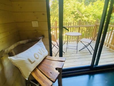 Cabane en bois en Bretagne, avec un balcon et un coussin décoratif LOVE.