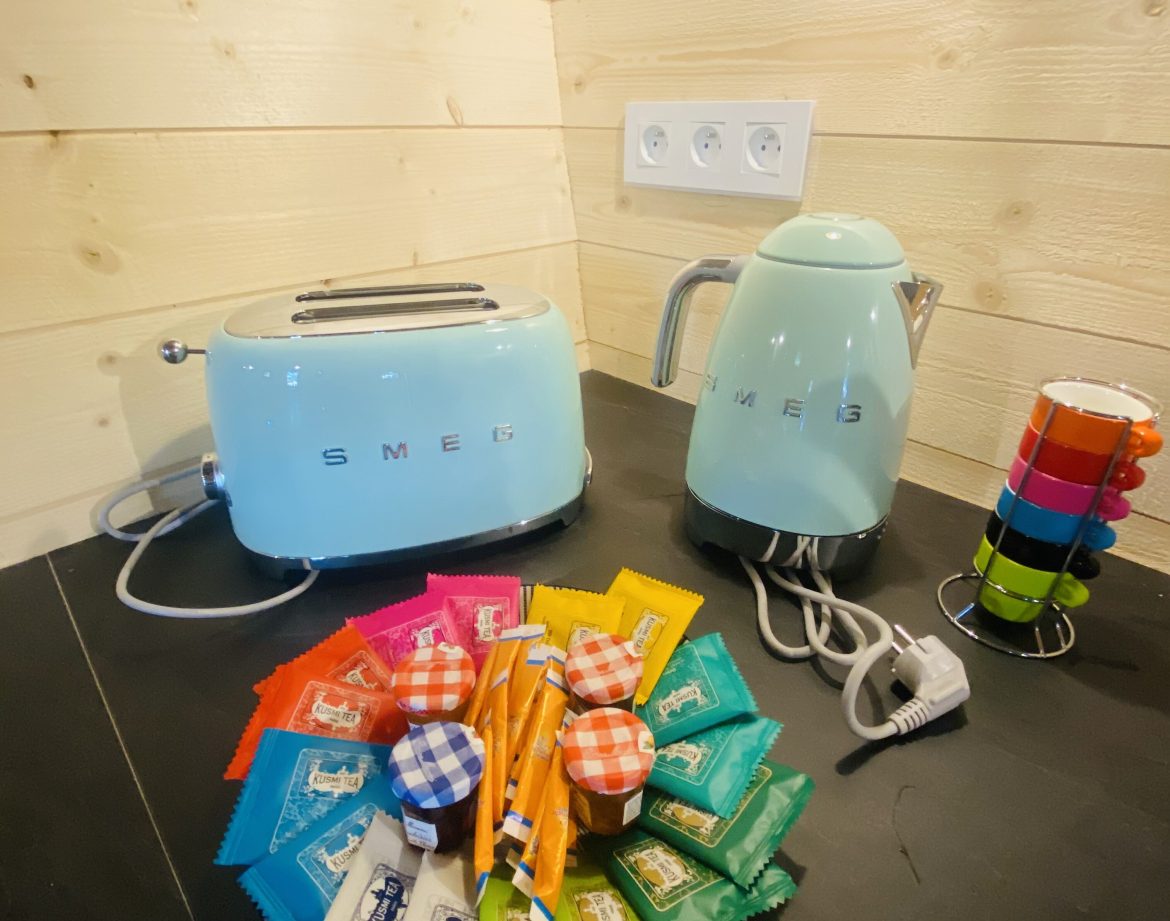 Hébergement insolite en Bretagne : coin cuisine avec appareils SMEG et douceurs colorées.
