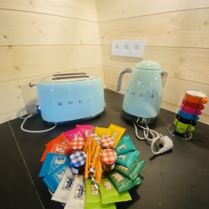 Hébergement insolite en Bretagne : coin cuisine avec appareils SMEG et douceurs colorées.