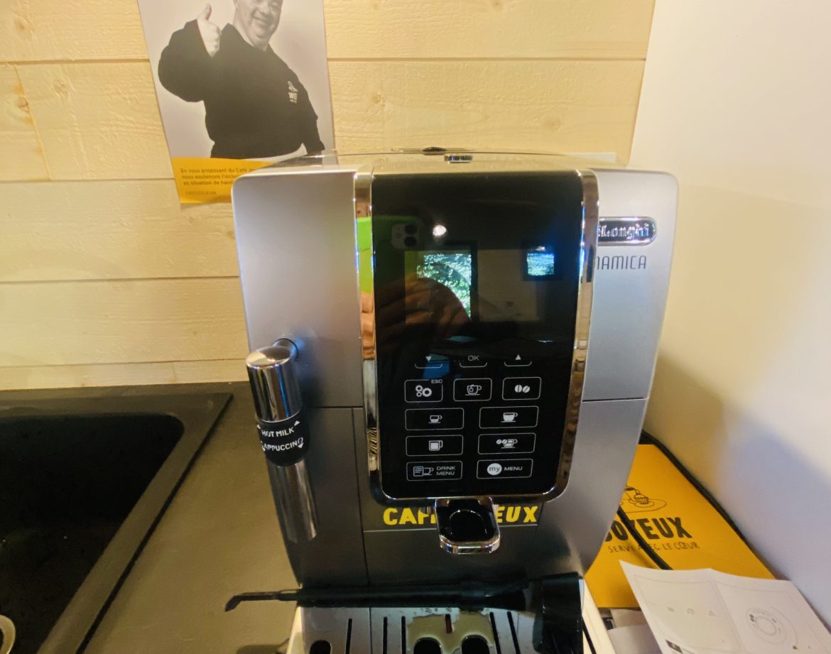Hébergement insolite en Bretagne avec une machine à café moderne et design.