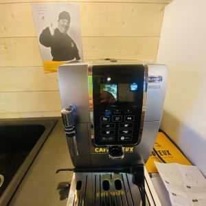 Hébergement insolite en Bretagne avec une machine à café moderne et design.