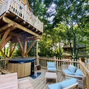 Cabane perchée en Bretagne avec jacuzzi et coin détente en bois.