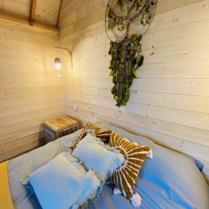 Chalet en bois en Bretagne, avec une literie confortable et une décoration artisanale.