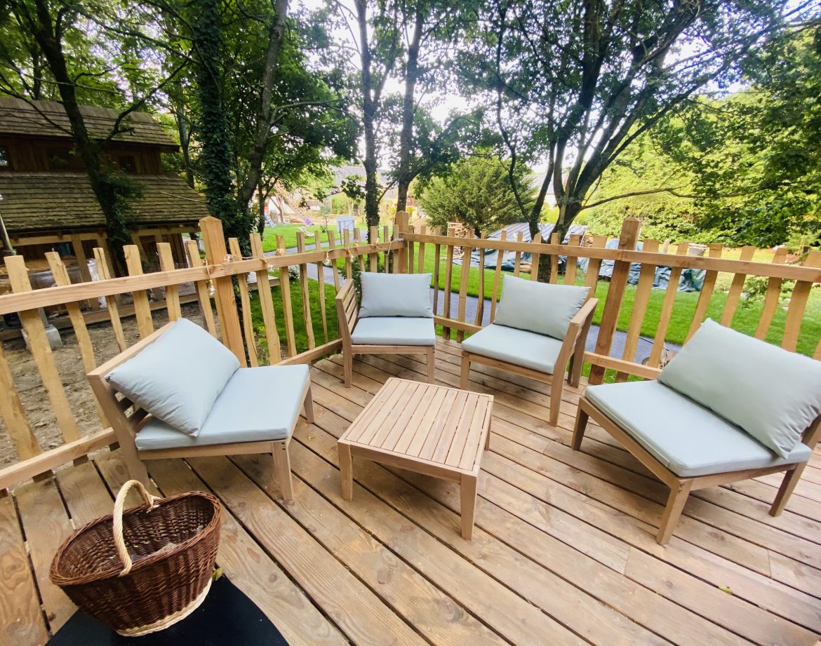 Hébergement insolite en Bretagne : terrasse en bois avec fauteuils confortables.