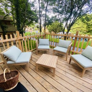 Hébergement insolite en Bretagne : terrasse en bois avec fauteuils confortables.