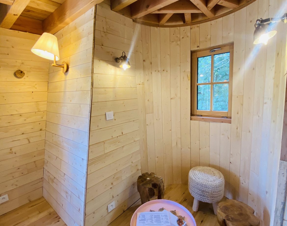 Hébergement insolite en Bretagne : cabane en bois avec un intérieur chaleureux et lumineux.