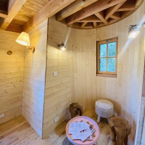 Hébergement insolite en Bretagne : cabane en bois avec un intérieur chaleureux et lumineux.