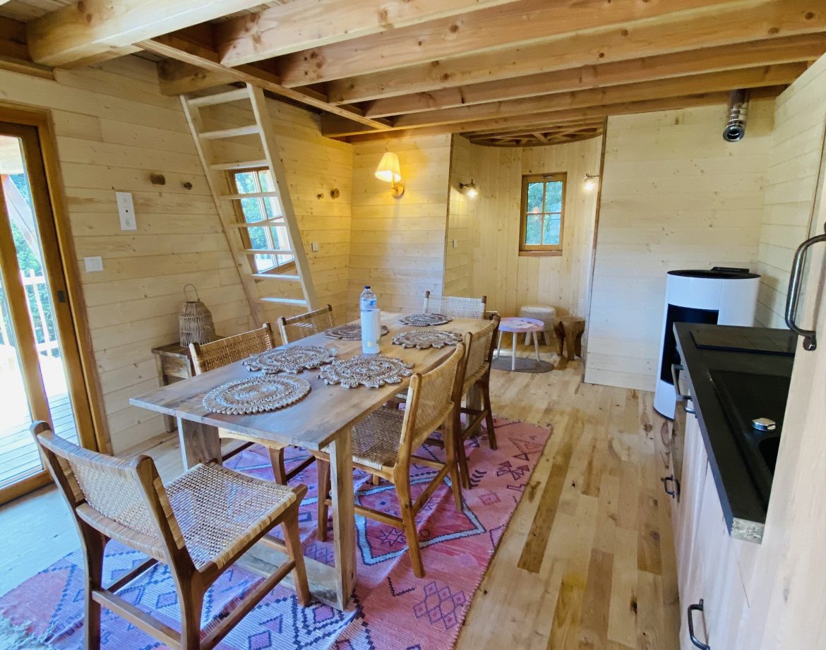 Hébergement insolite en Bretagne : charmante cabane en bois avec un intérieur chaleureux.