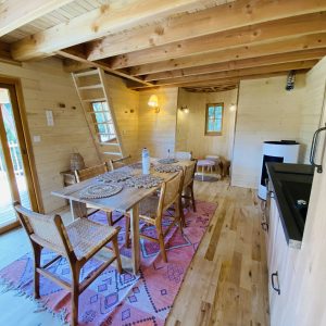 Hébergement insolite en Bretagne : charmante cabane en bois avec un intérieur chaleureux.