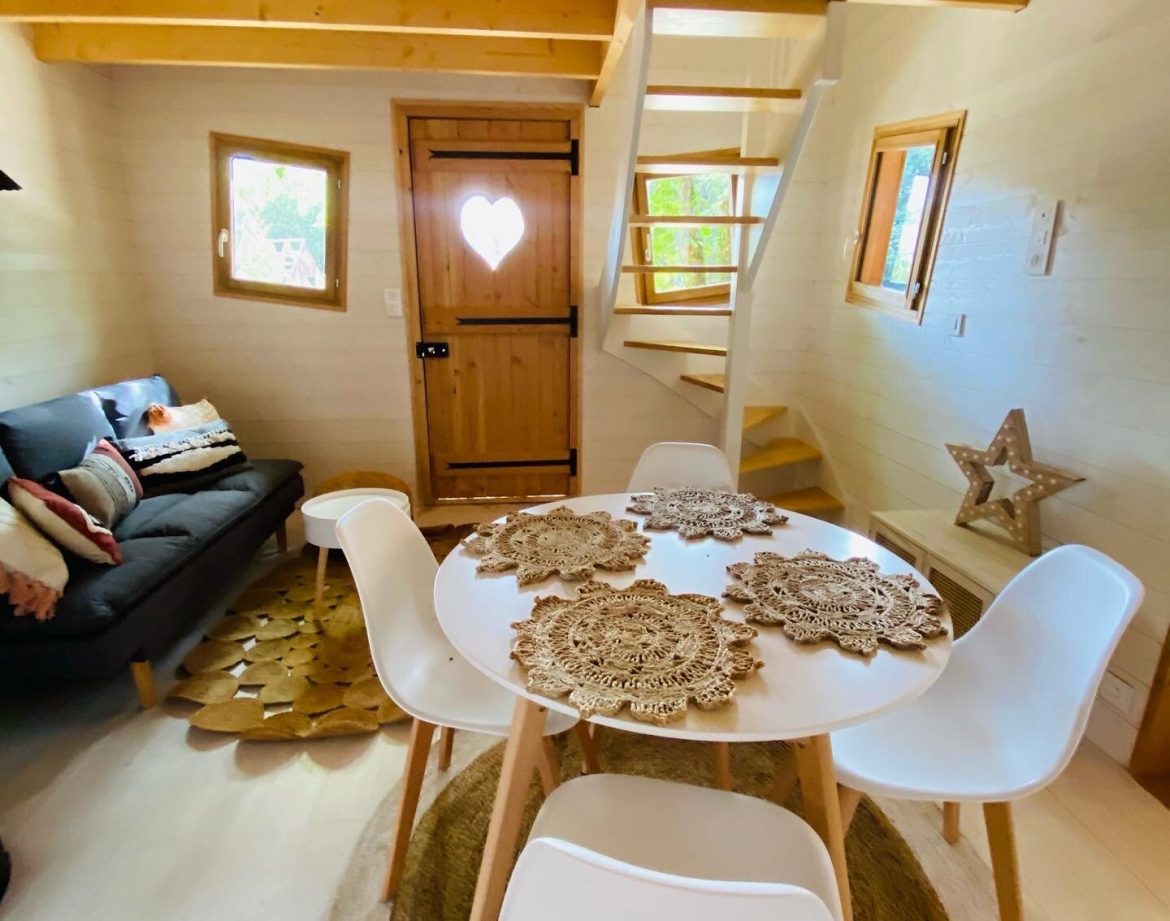 Hébergement insolite en Bretagne : charmante cabane avec un intérieur en bois et une déco