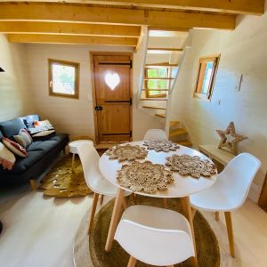 Hébergement insolite en Bretagne : charmante cabane avec un intérieur en bois et une déco