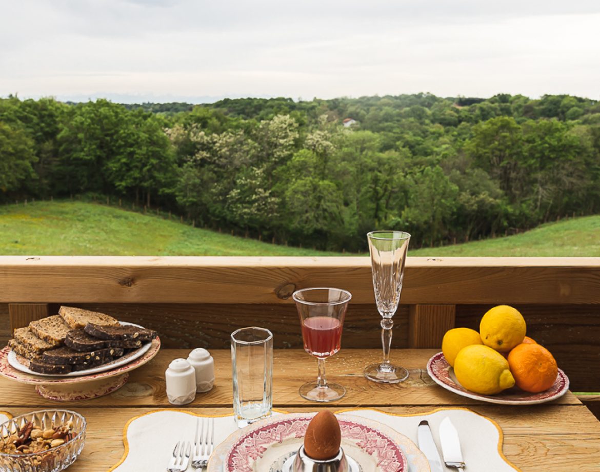 Table dressée avec vue sur la nature, hébergement insolite en Aquitaine.