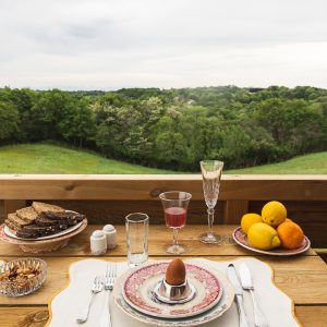 Table dressée avec vue sur la nature, hébergement insolite en Aquitaine.