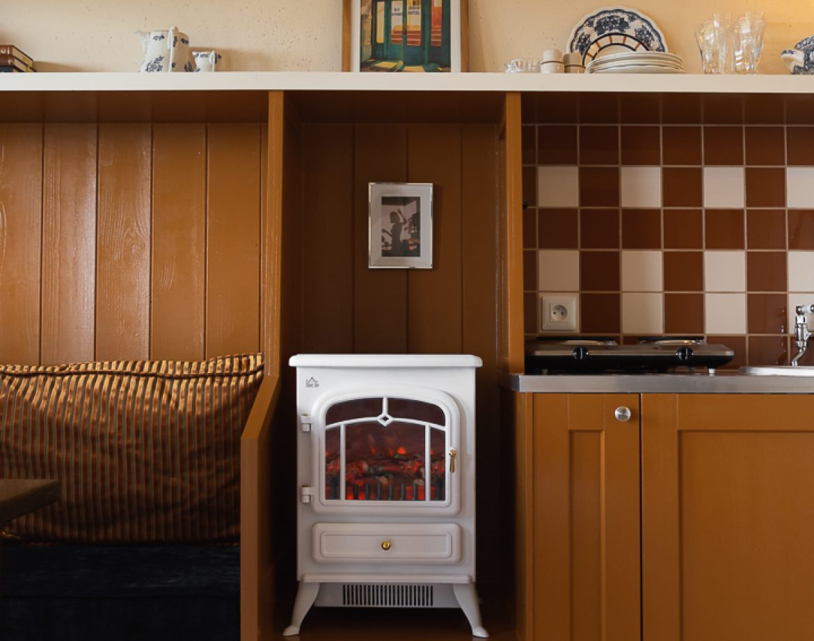 Hébergement insolite en Aquitaine : intérieur chaleureux avec poêle vintage et coin salon.