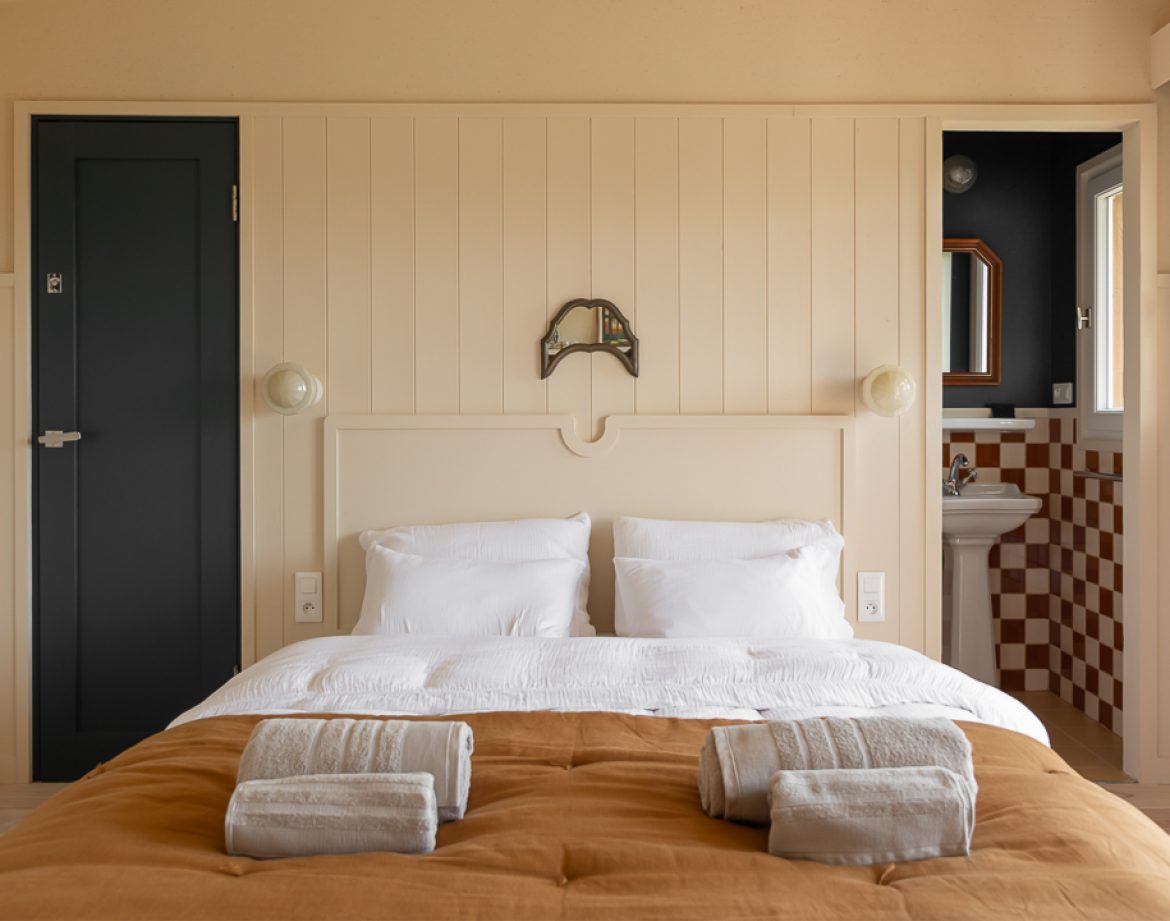 Chambre dhôtes moderne en Aquitaine avec lit douillet et salle de bain stylée.