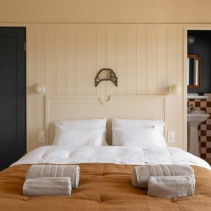 Chambre dhôtes moderne en Aquitaine avec lit douillet et salle de bain stylée.