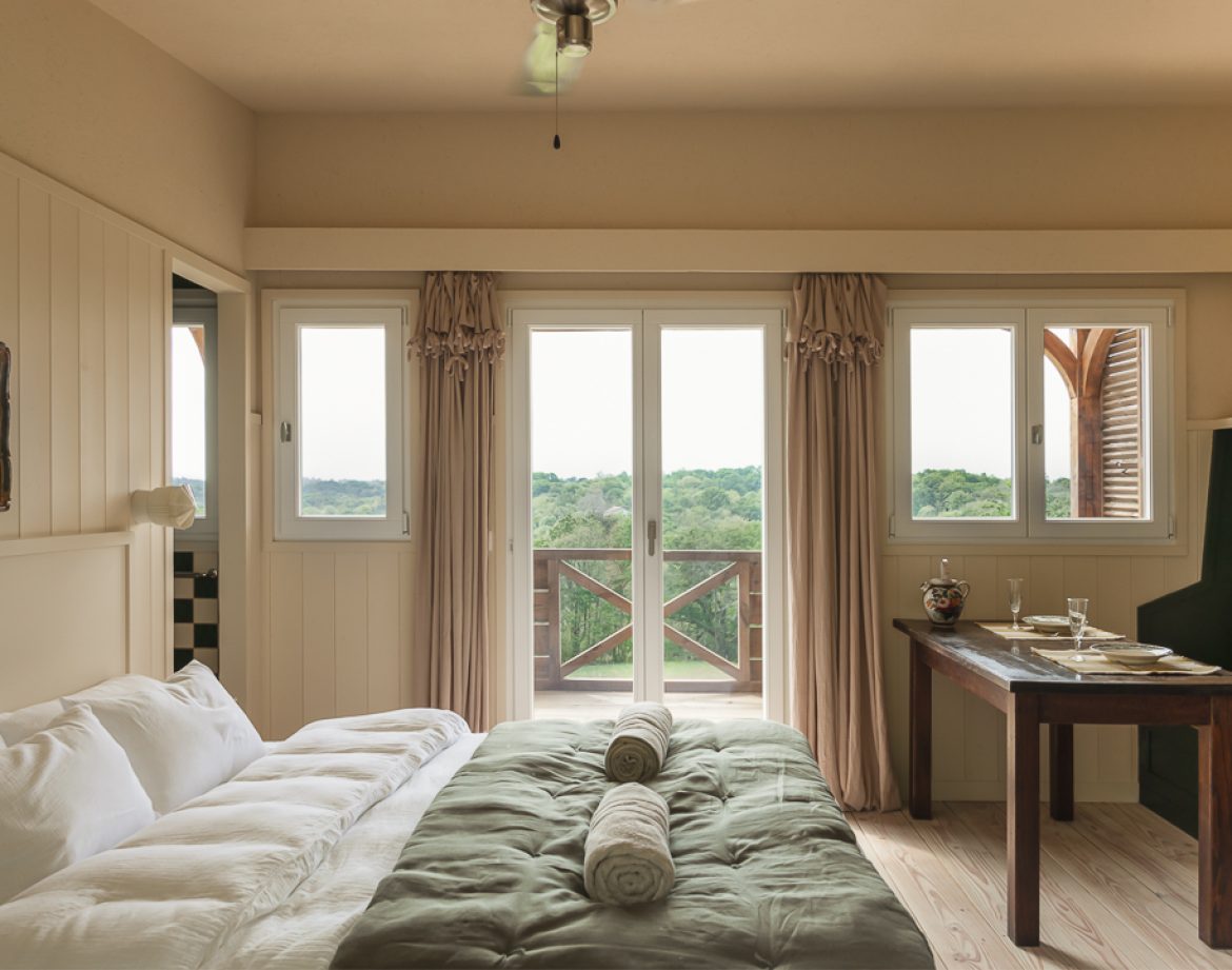 Chambre dhôtes en Aquitaine avec vue sur la nature et décor chaleureux.