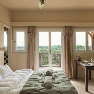 Chambre dhôtes en Aquitaine avec vue sur la nature et décor chaleureux.