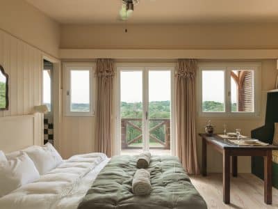 Chambre dhôtes en Aquitaine avec vue sur la nature et décor chaleureux.