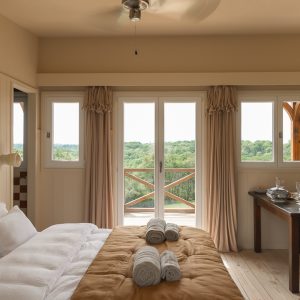 Chambre dhôtes perchée avec vue sur la nature, décor chaleureux et lumineux.