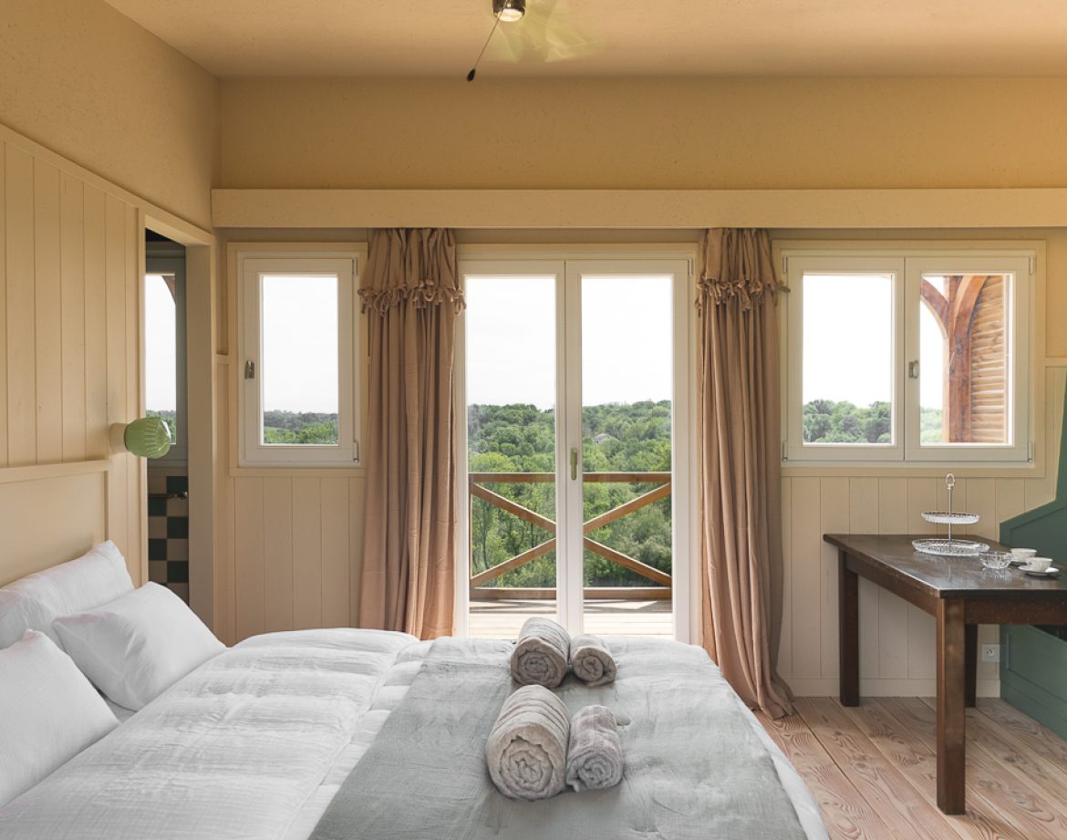 Chalet perché en Aquitaine, avec vue panoramique sur la nature verdoyante.