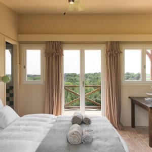 Chalet perché en Aquitaine, avec vue panoramique sur la nature verdoyante.