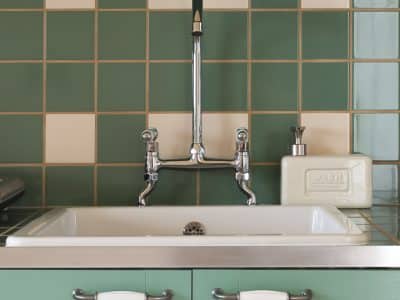 Élégante cuisine dun hébergement insolite en Aquitaine avec carrelage vert.